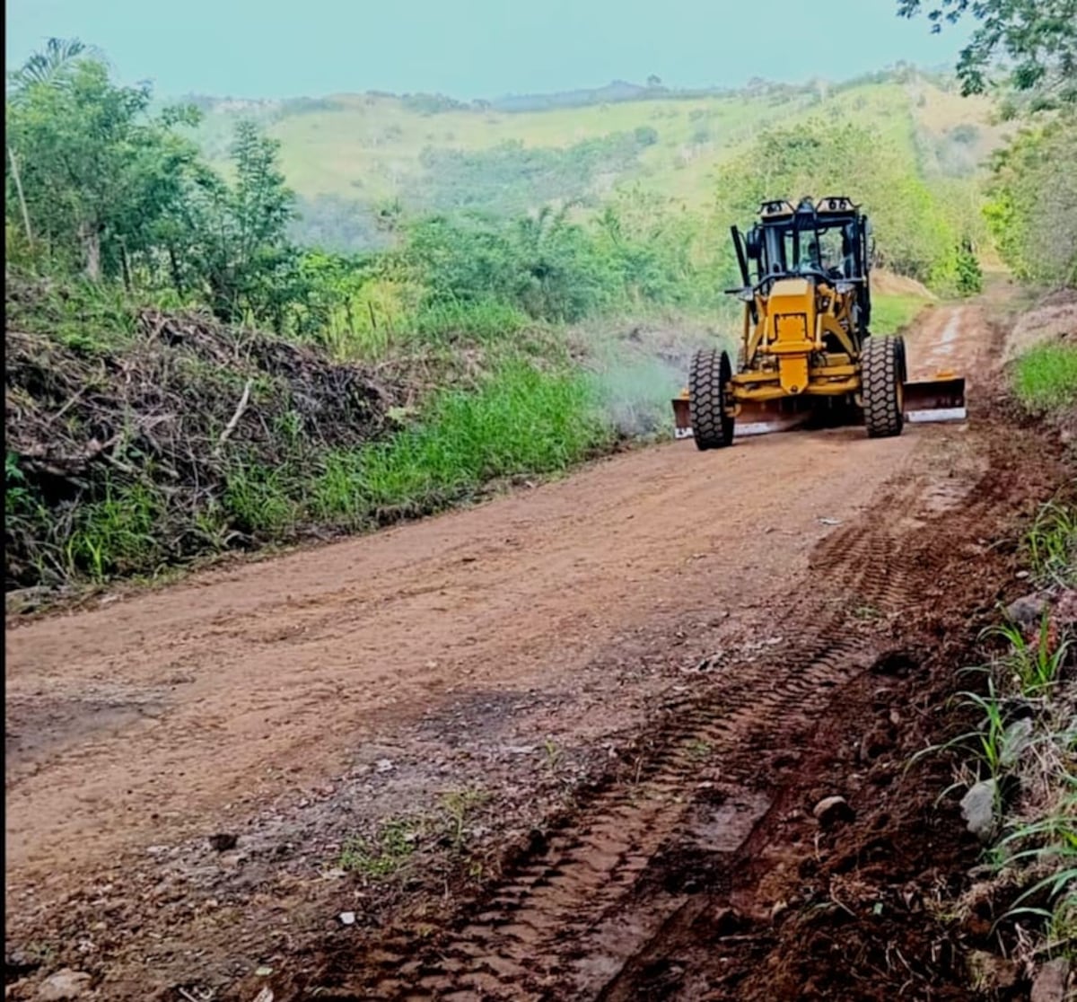 Aprovechan época seca para meterle la mano a la carretera