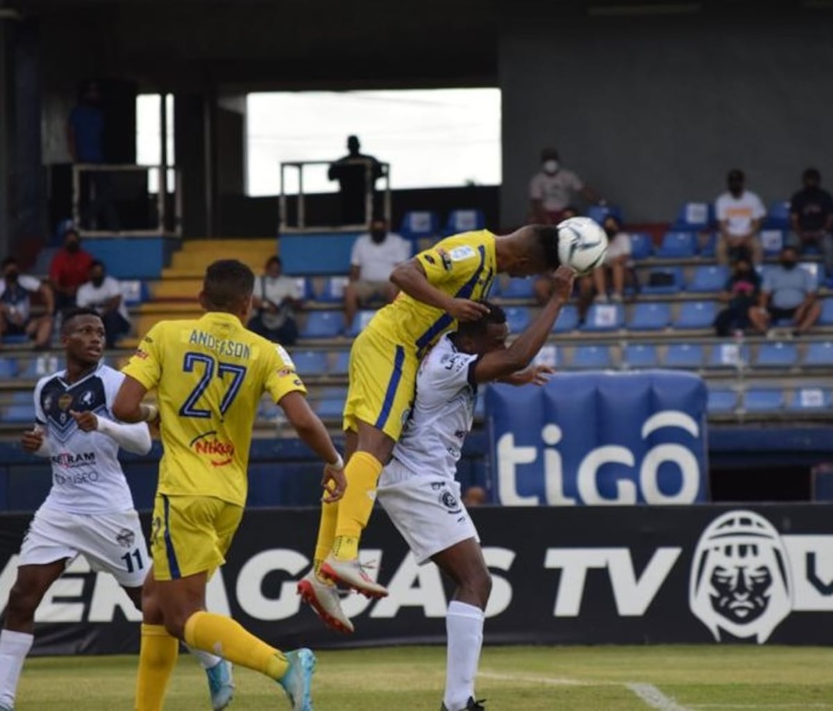 Veraguas CD y Universitario empatan en el choque de ida