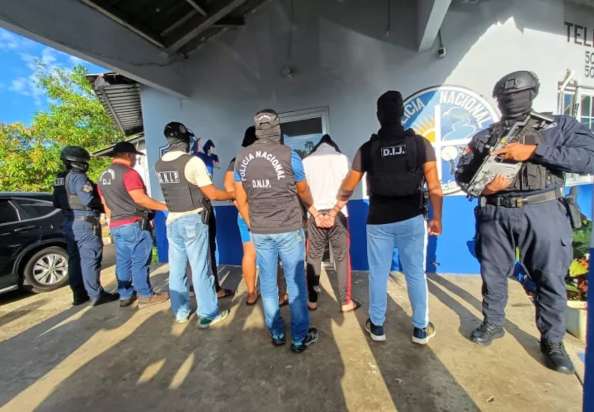 Capturan a tres armados que aterrorizaron a madre e hija en estacionamiento