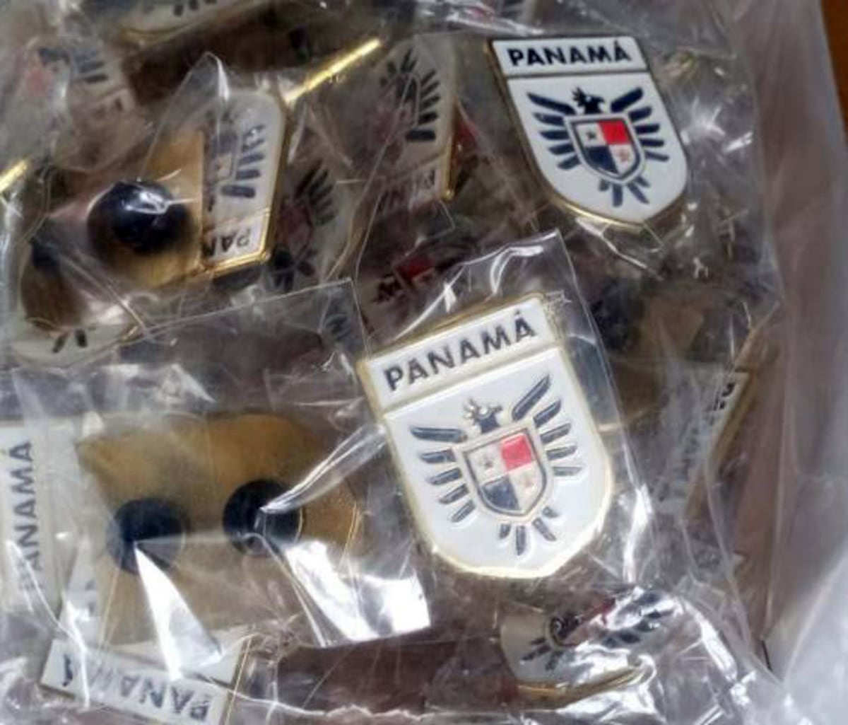 ¡Se pasaron de vivos! Retienen pines con marca de FEPAFUT sin permiso en Tocumen