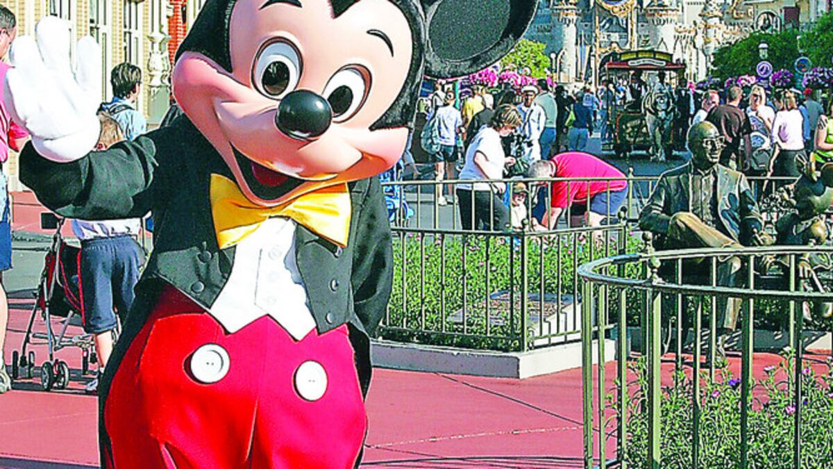 Disney  World reabre, pero con el ratón Mickey a la distancia
