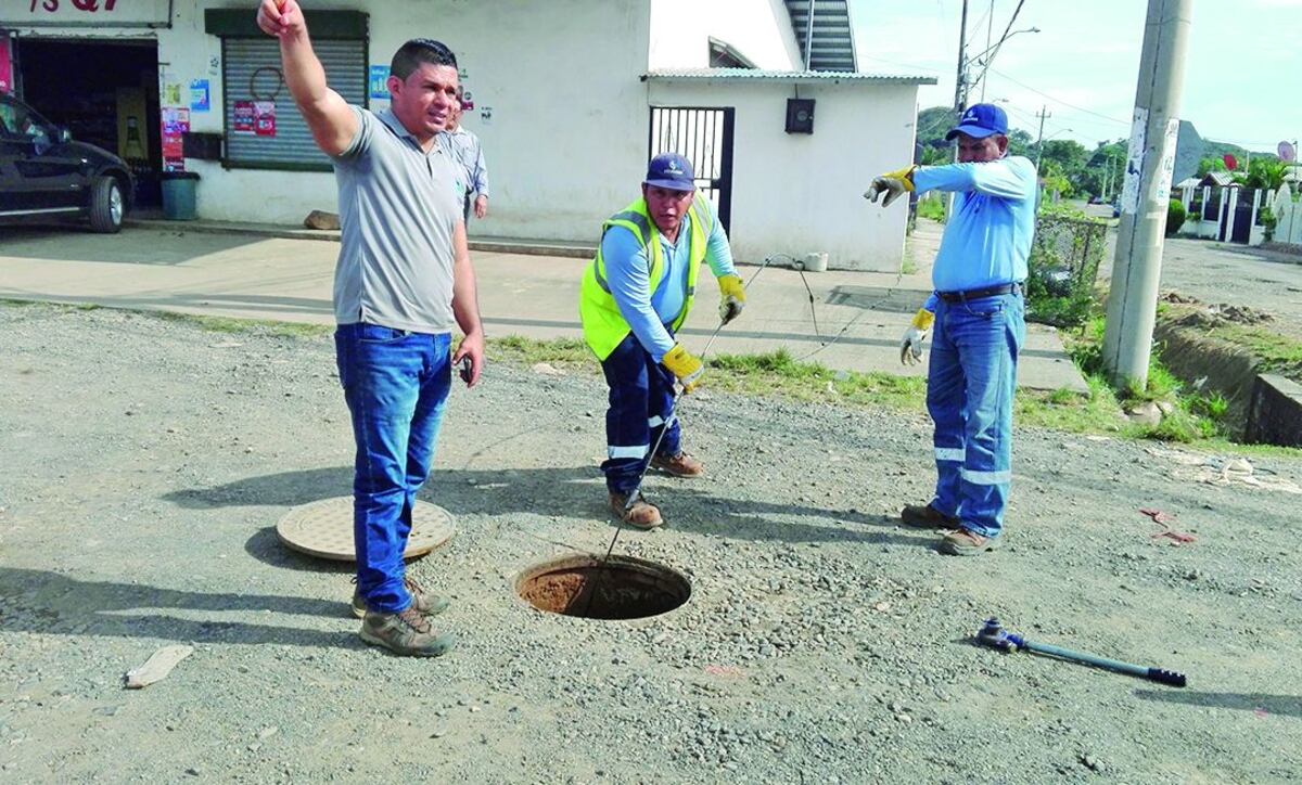 Desde condones hasta ropa interior fueron encontrados en el sistema de alcantarillado en Las Palmeras, Veraguas