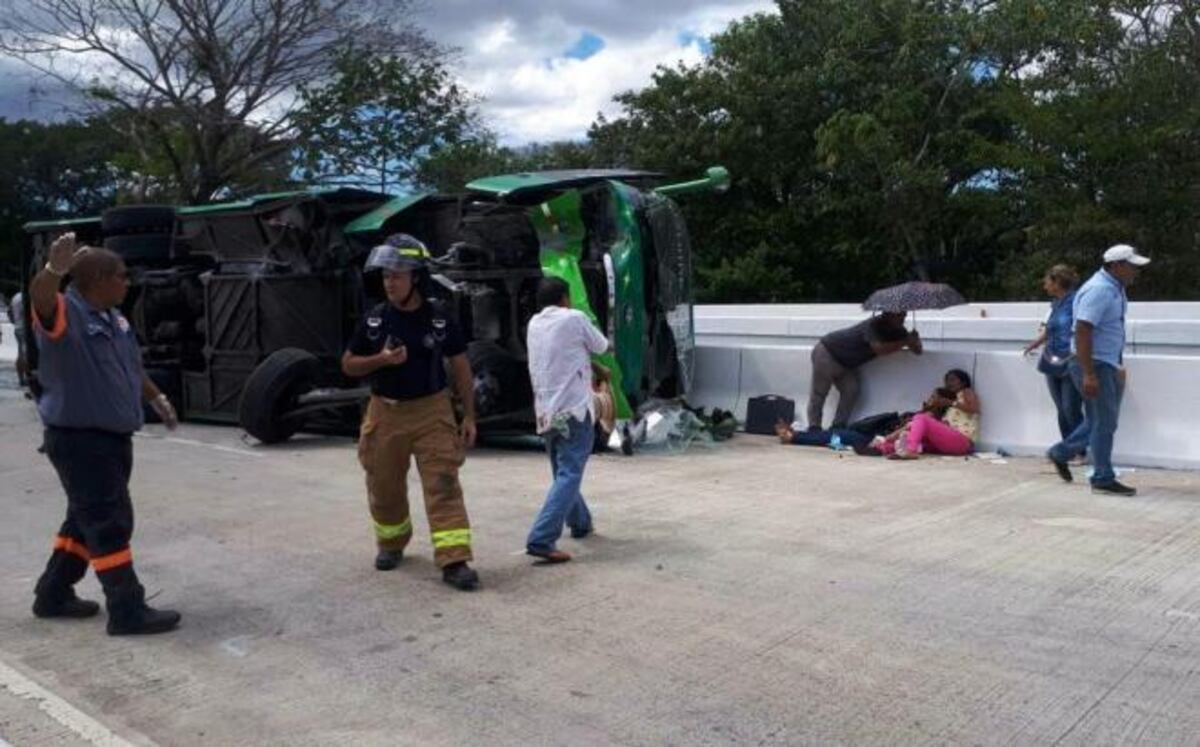 POR CHATEAR. Chofer de bus Chitré-Santiago se volcó en Ocú