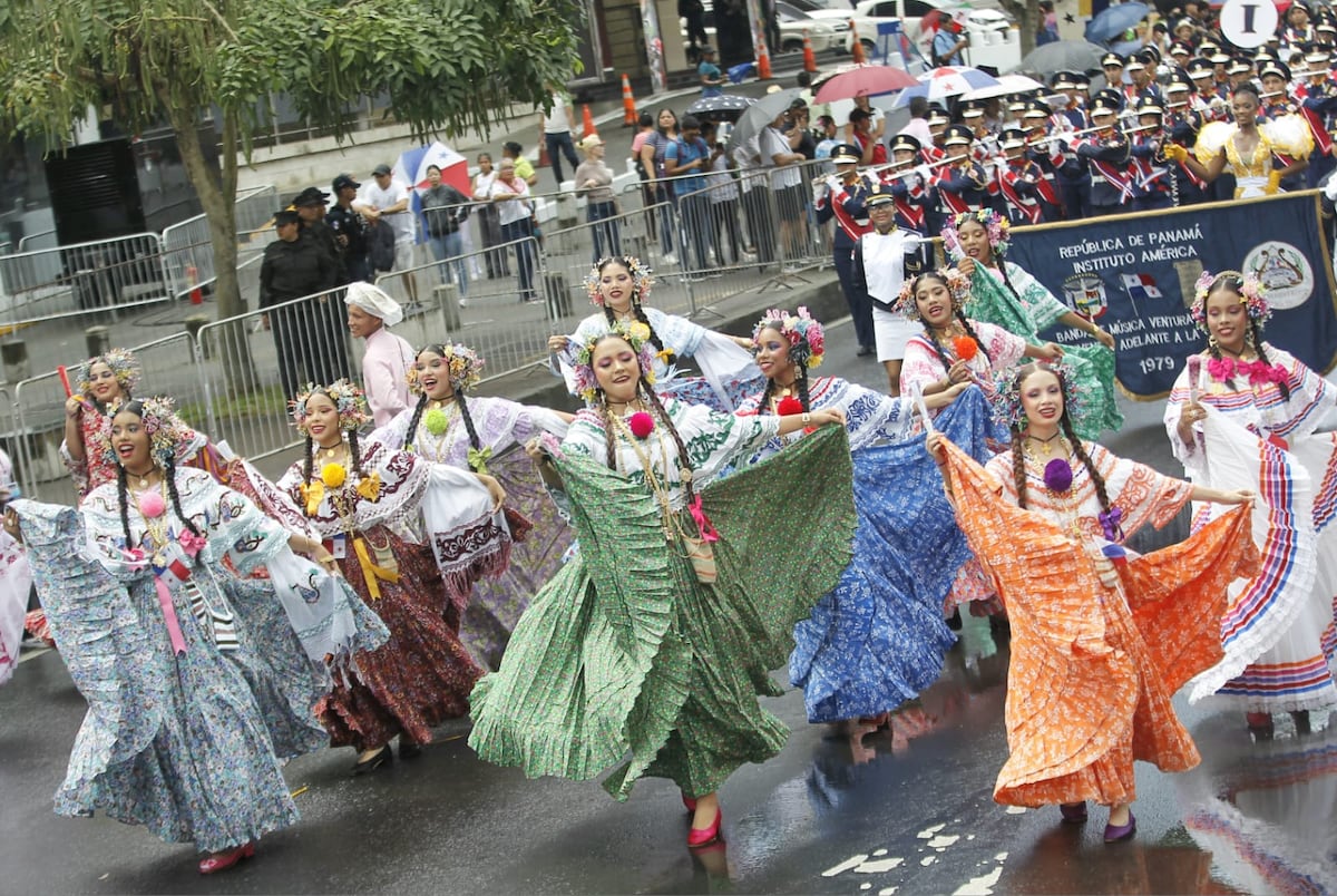Lluvia no detiene gran desfile escolar en vía España por Día de los Símbolos Patrios