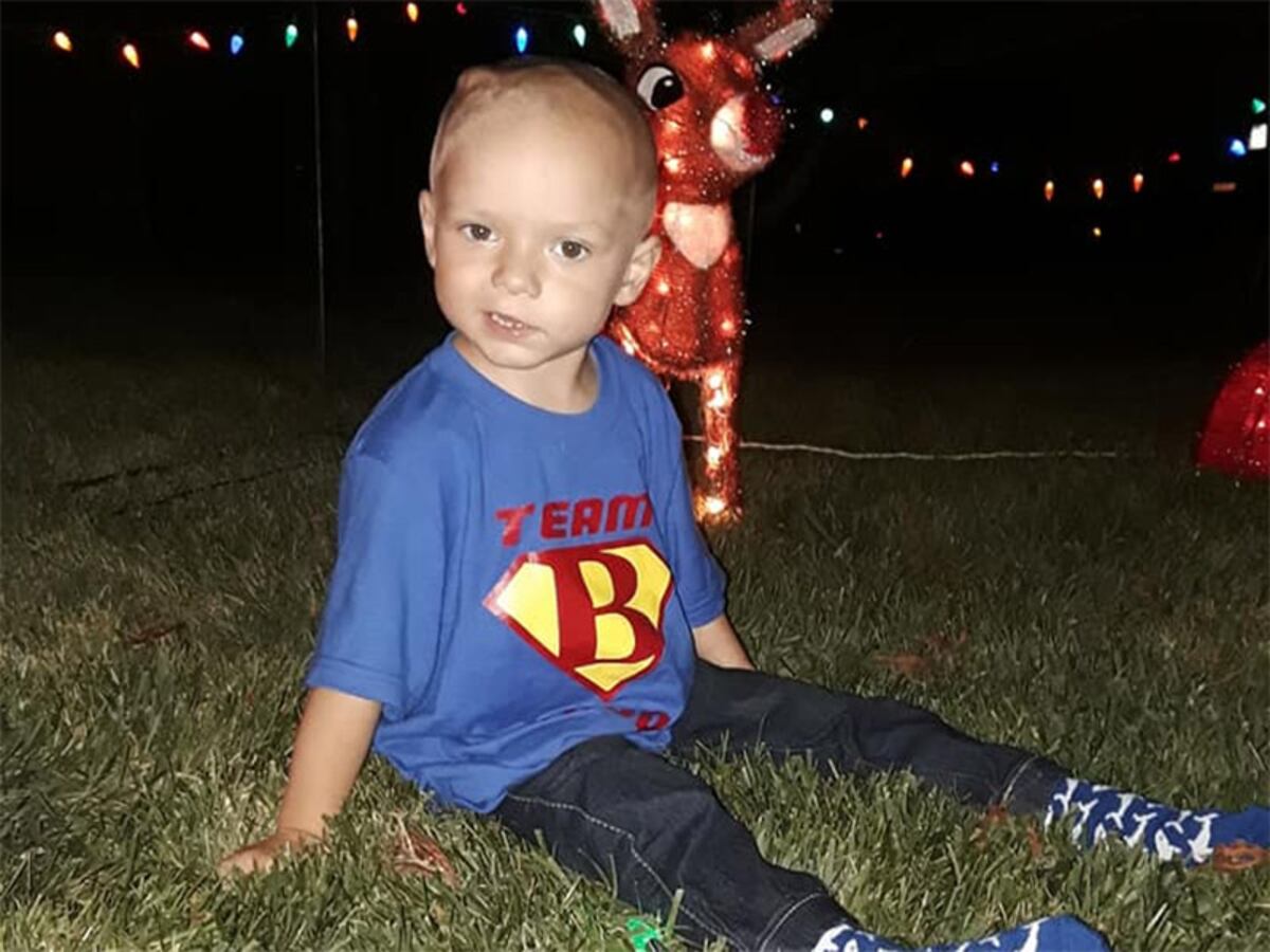 Vecindario adelanta la Navidad para hacer feliz a niño con cáncer 