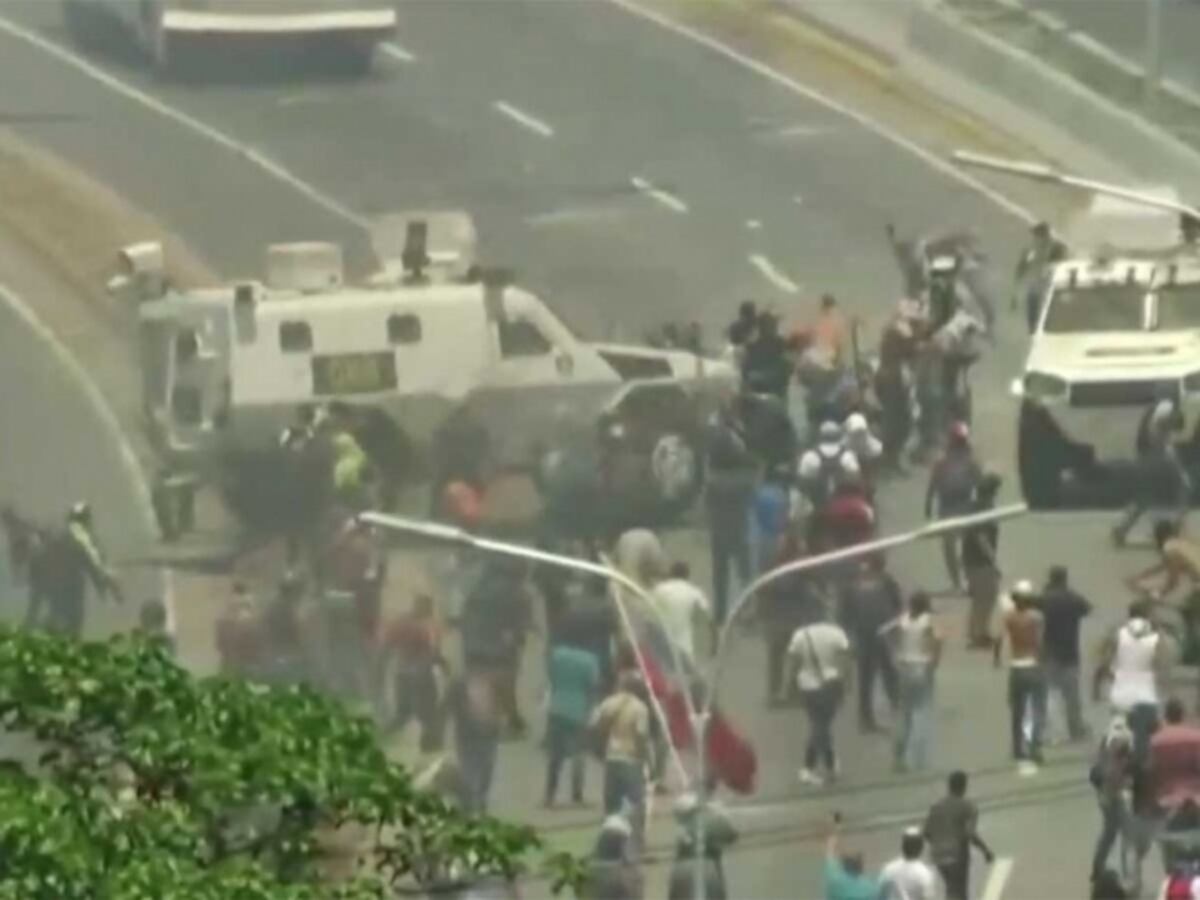 El momento en que una tanqueta militar arrolla a manifestantes en Caracas. Video 