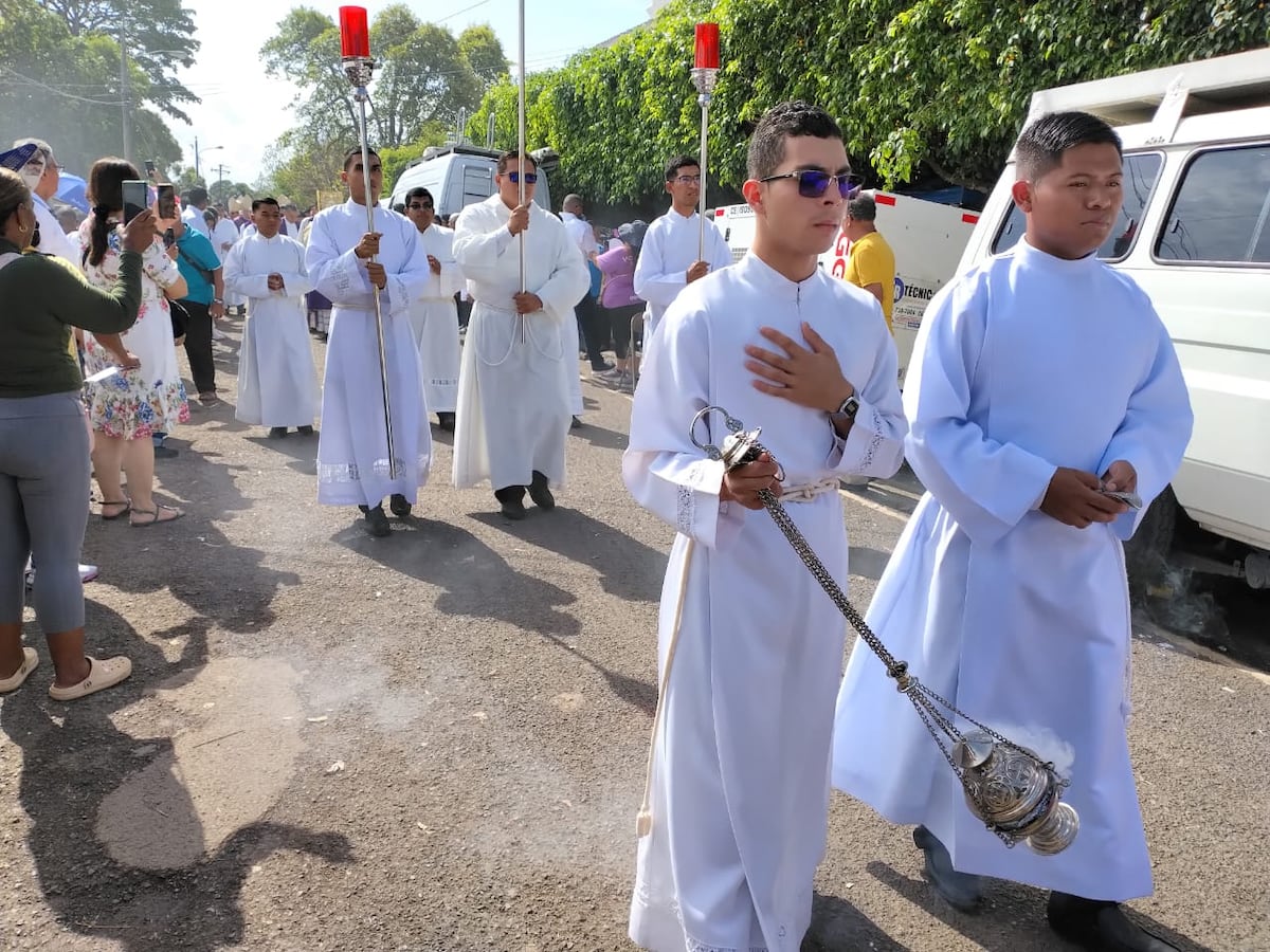 Fieles llenan Atalaya mientras Iglesia exige cambio de corazón