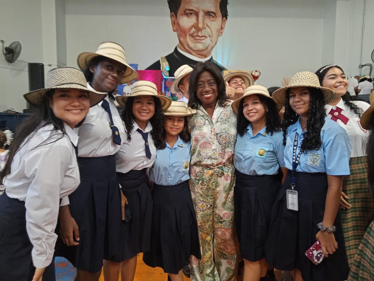 Ministra de Educación evalúa año escolar 2024 con directores en Herrera