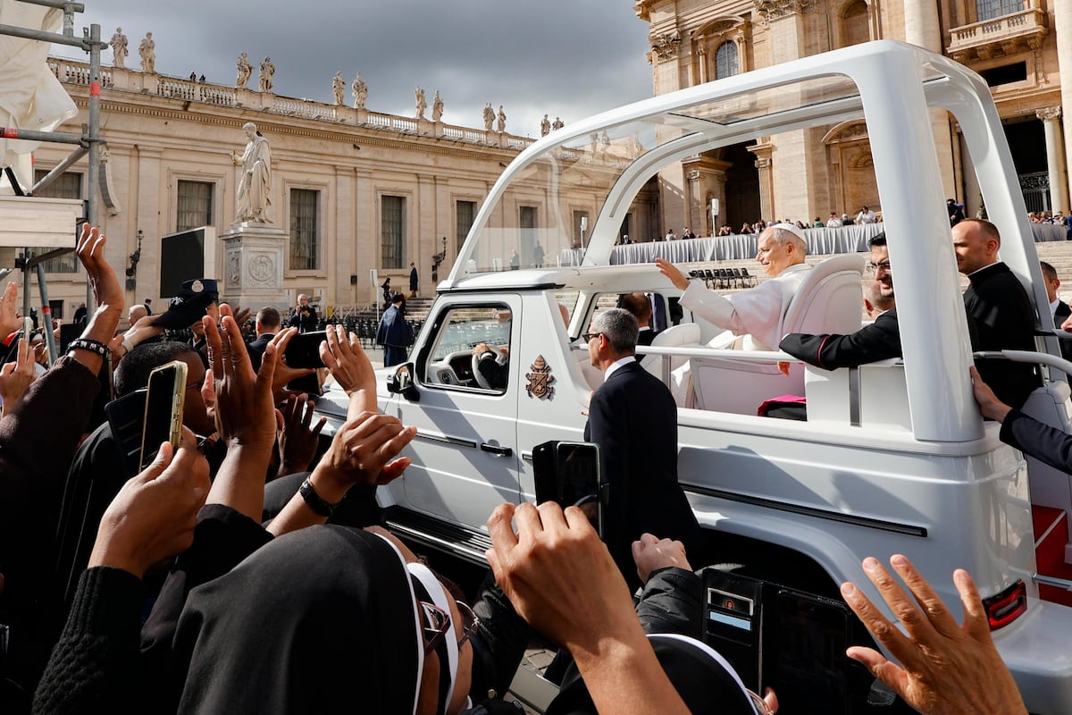 León XIV vuelve al papamóvil y recibe una ovación en el Vaticano