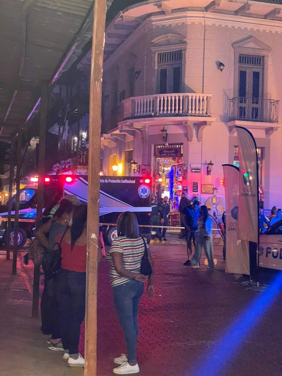 Hombre muere en un local en el Casco. Cayó desplomado. Autoridades investigan