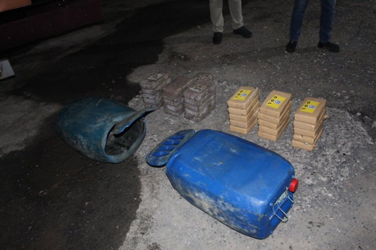 Le decomisan 33 paquetes de presunta droga oculta en tanques