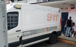 Quiso adelantarse al bus, pero cayó al pavimento y las llantas le pasaron encima