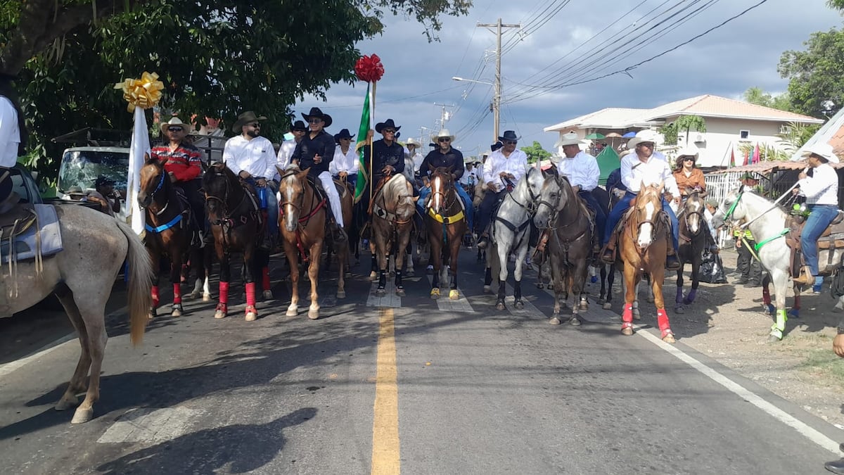 Multitudinaria cabalgata reúne a más de 10 mil jinetes en David 