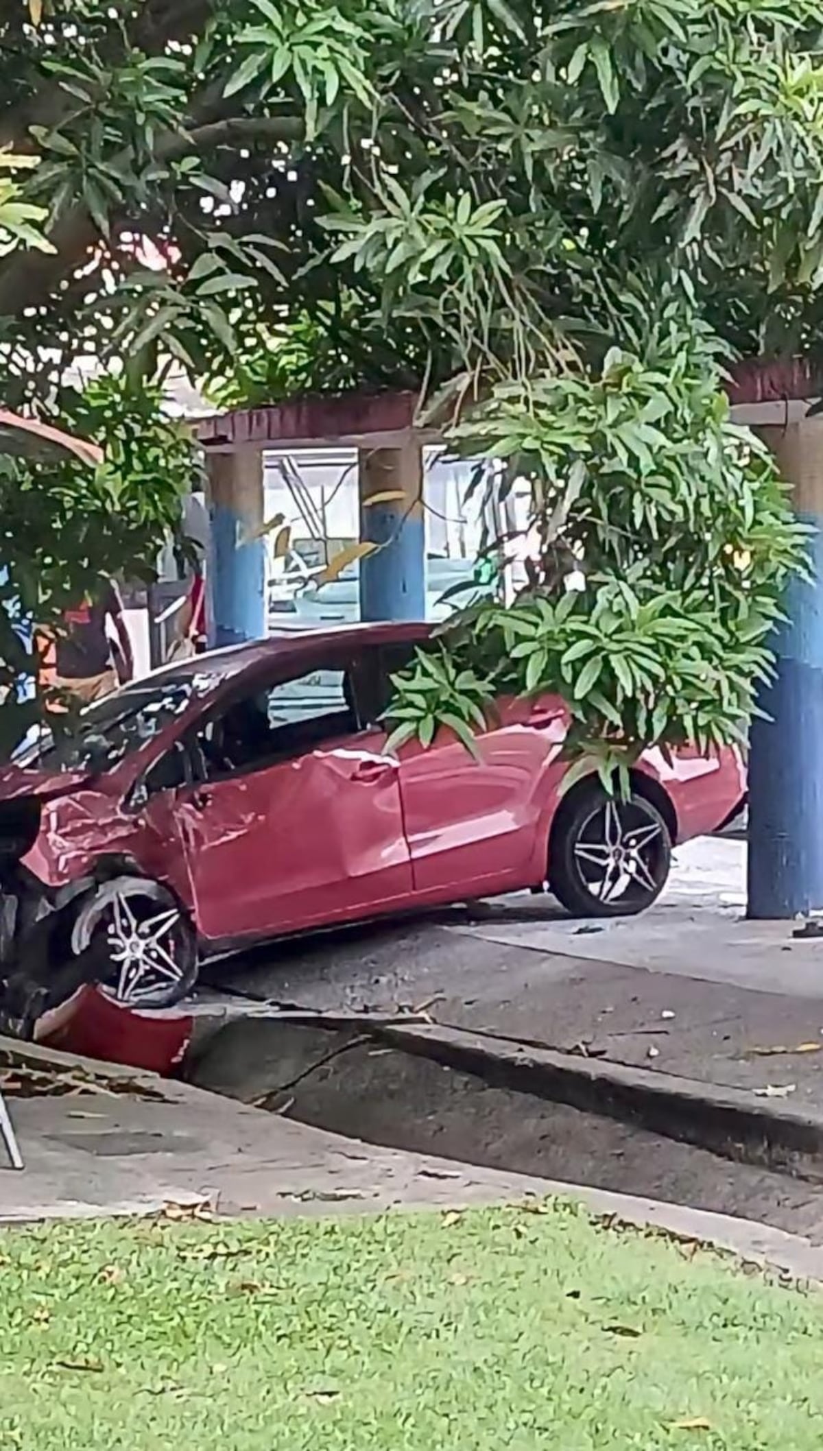 Más de 12 horas después, este sedán rojo sigue en la entrada de la Universidad de Panamá