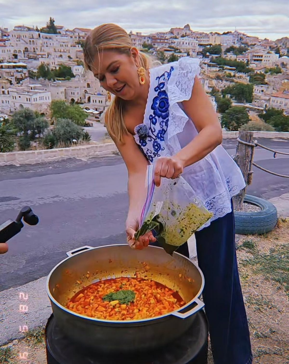 Delyanne Arjona cocina arroz con pollo en Turquía con culantro panameño
