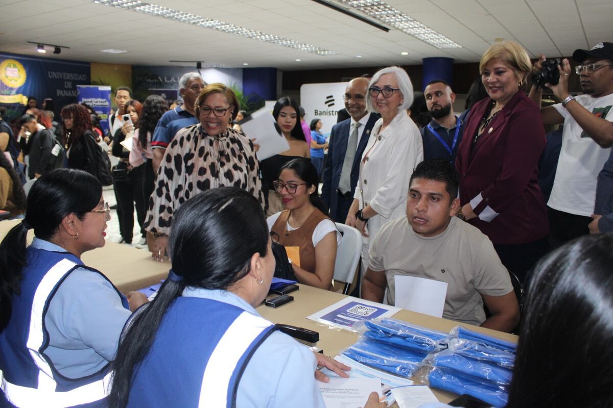Más de 1,500 estudiantes participan en Feria de Empleo de la Universidad de Panamá con más de 20 empresas
