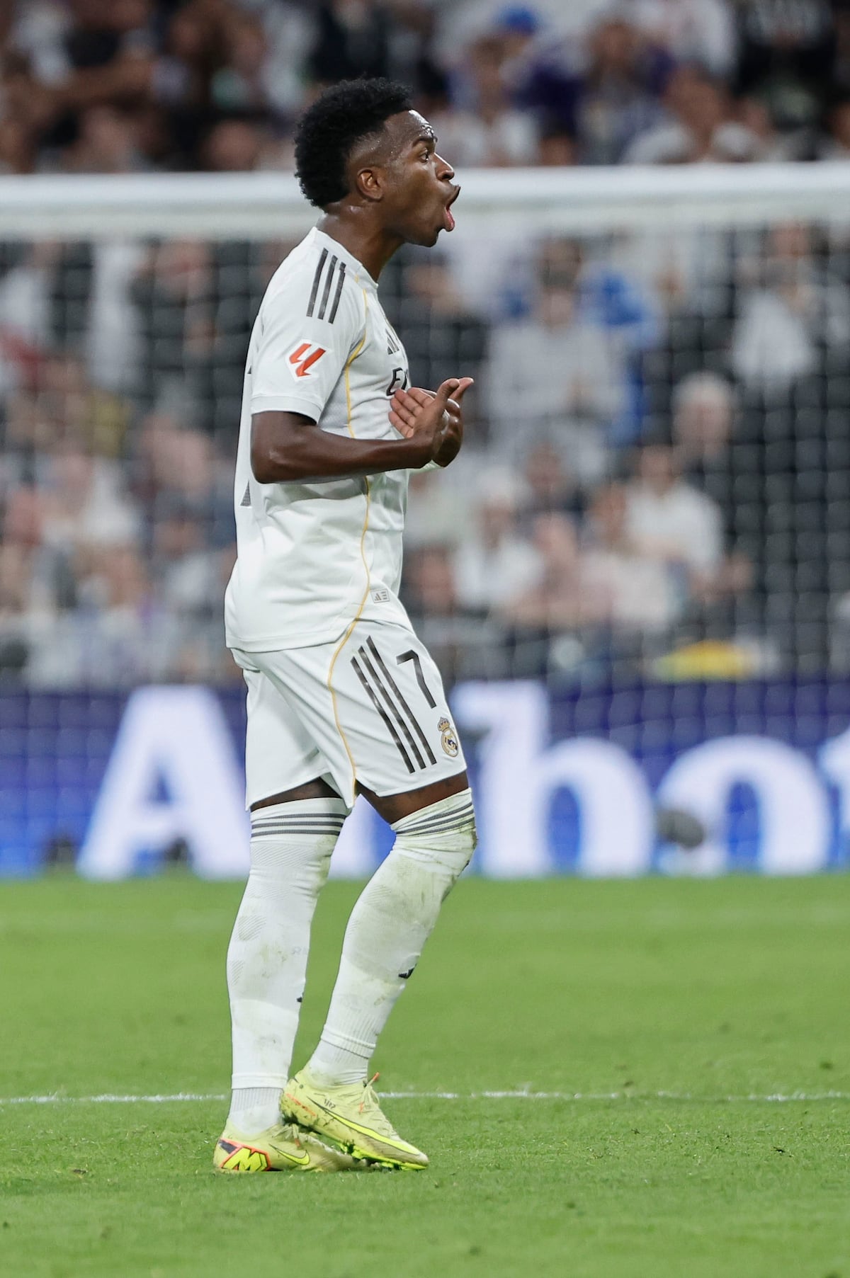 ¡Nuevamente con groserías! Vinícius Jr. molesto tras ser sustituido, pero Xabi Alonso opta por calmar las aguas