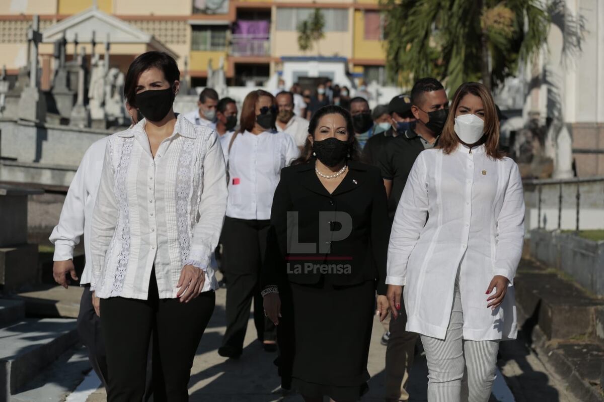 Colocan ofrendas florales a los próceres de la patria en un acto muy sencillo