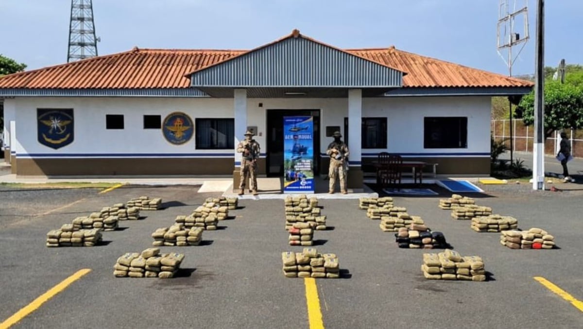 SE LES CAYÓ LA VUELTA | Cuatro detenidos y 564 paquetes incautados tras operativo aeronaval en aguas de Isla Iguana