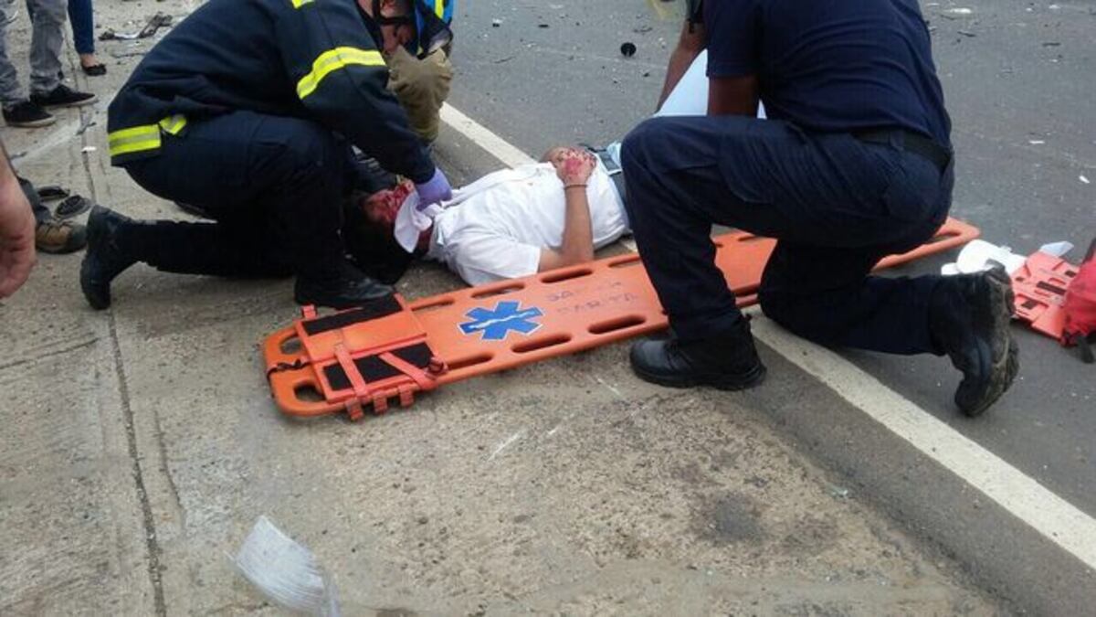 Estudiante que iba a alta velocidad choca con auto y camión en Chitré| VIDEO 