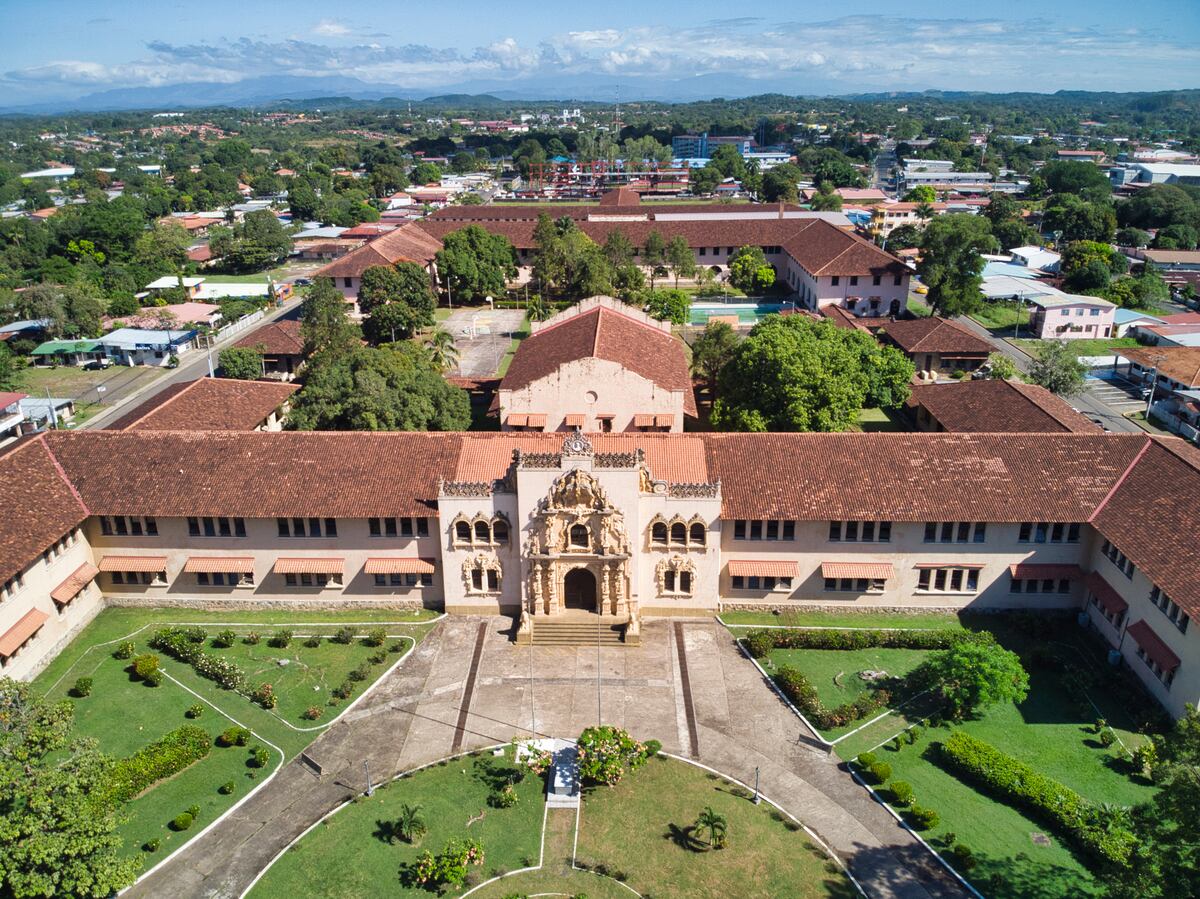 La escuela Normal de Santiago se reúne para conformar un patronato por monumento histórico