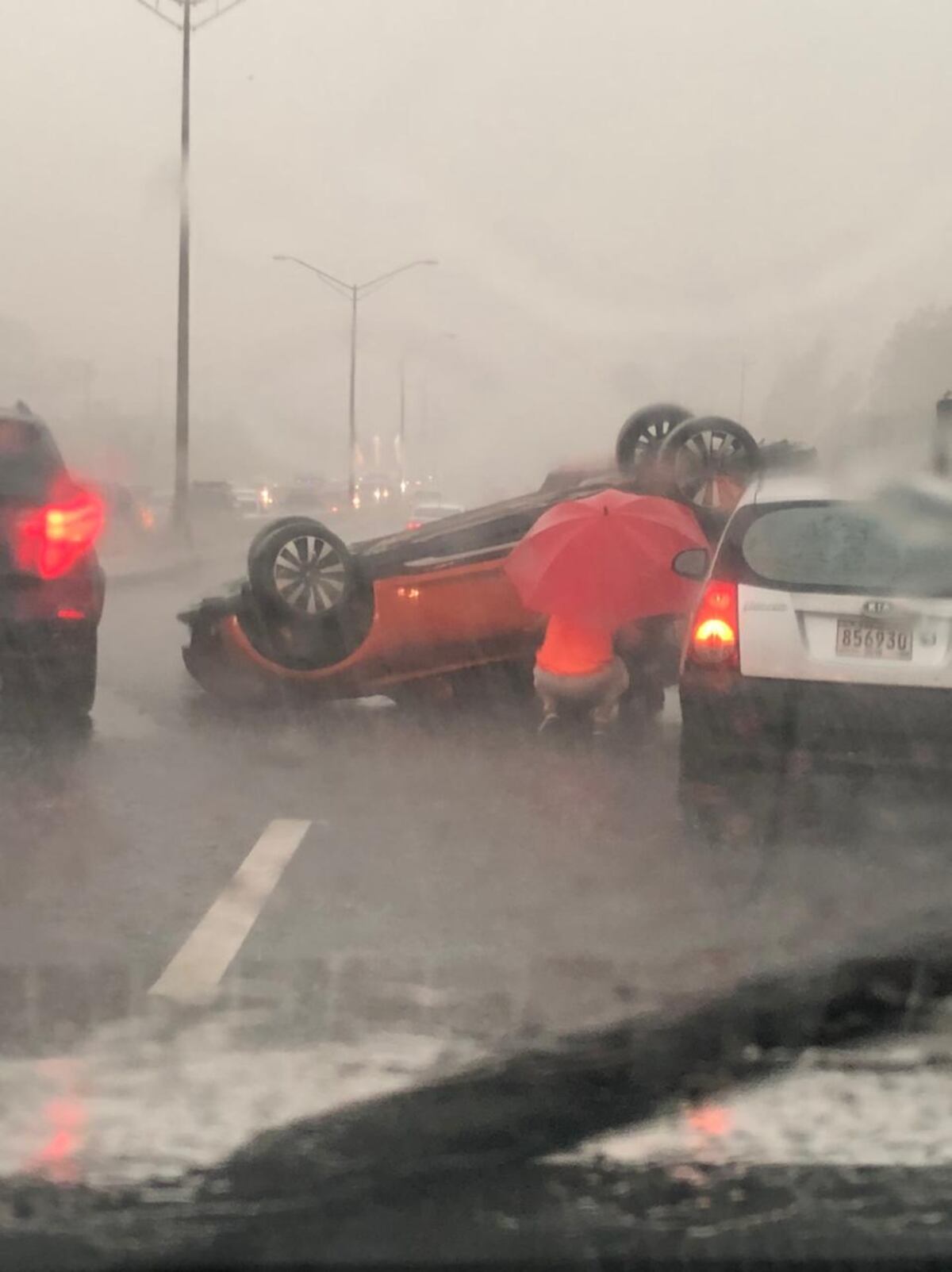 Aparatoso accidente. Auto queda llantas arriba bajo una intensa lluvia en la autopista Arraiján - La Chorrera. Video