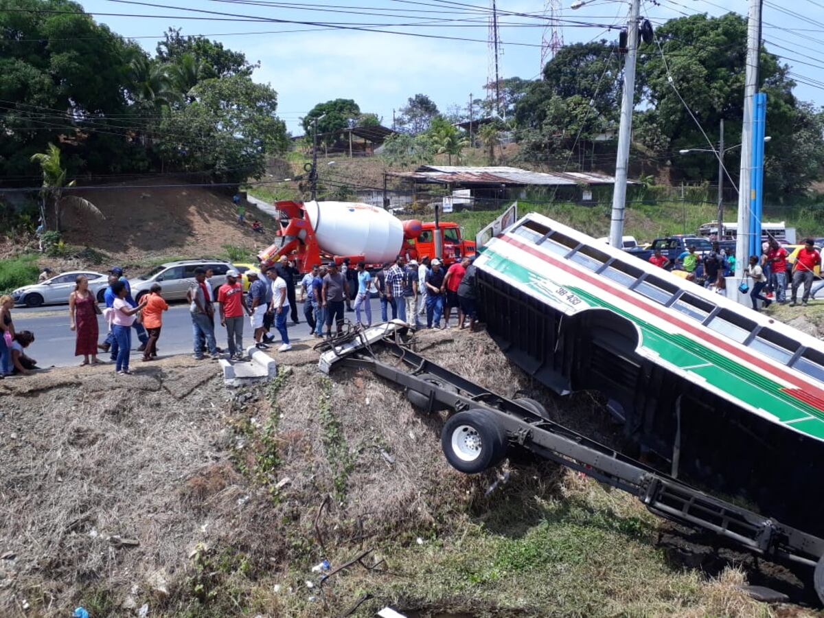 Colisión y vuelco de un 'diablo rojo' en Colón deja varios heridos