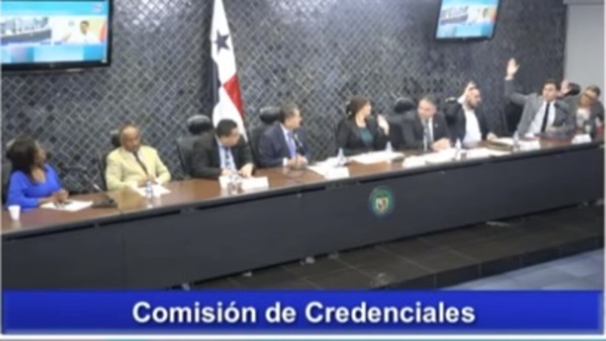 Trifulca. Juan Diego Vásquez y diputado Roberto Ábrego se enfrentan