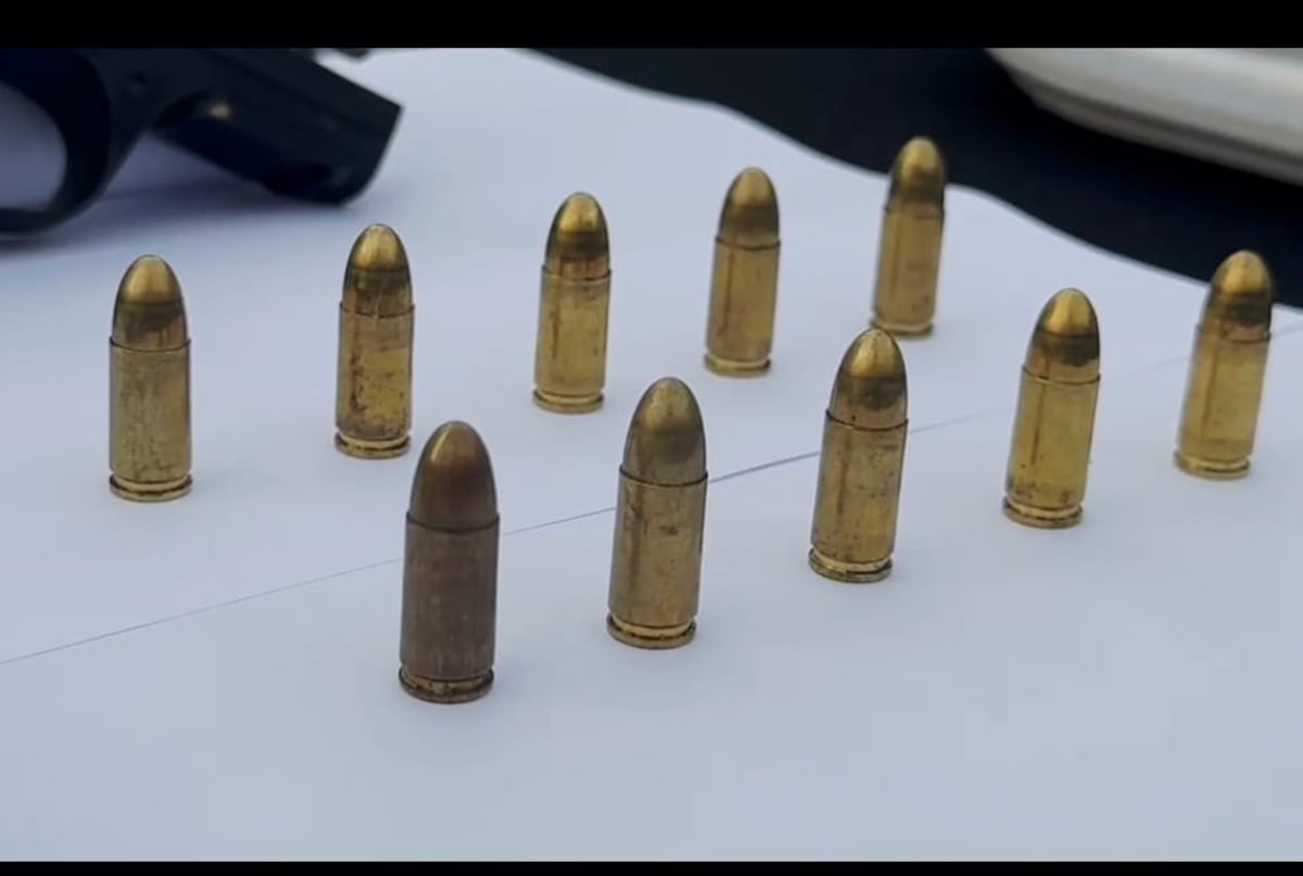 CHEPO | ¡Iba cargada hasta con pesas digitales! Mujer cae con arma, municiones y embalaje para droga en operativo +Fotos 