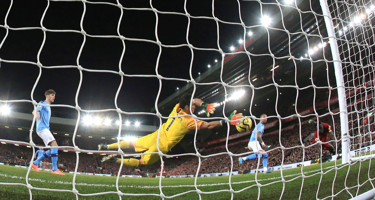 Liverpool se aferra a la cima con victoria sobre el Manchester City