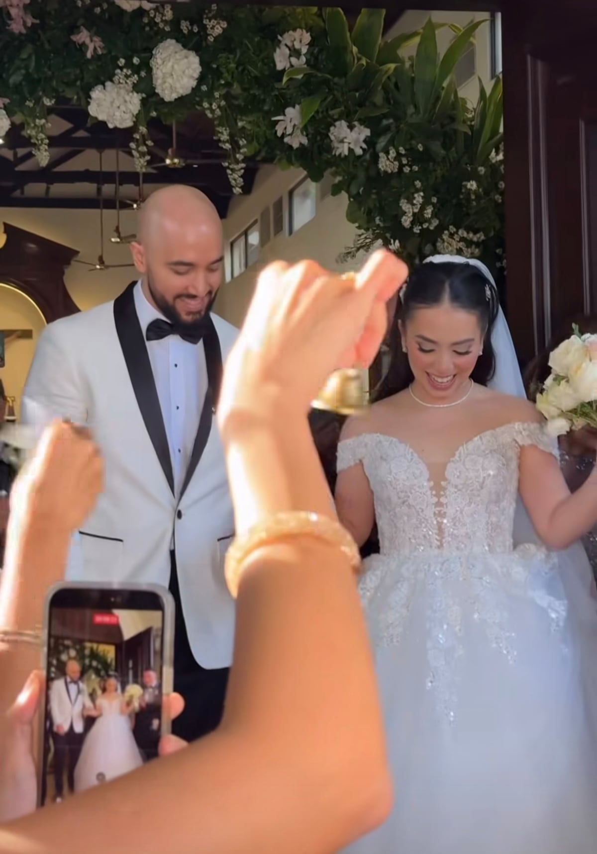 Entró tocando violín como en un cuento de hadas… y terminó prendiendo la fiesta como DJ: así fue la boda del exdiputado Edison Broce e Ioana Rotar que está dando de qué hablar +VIDEO