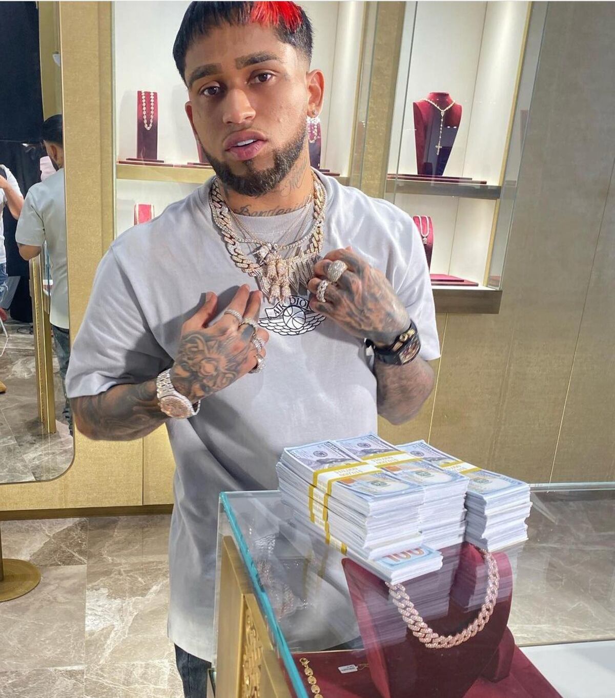 Detienen al rapero Bryant Myers con un cargador con municiones y con hierba
