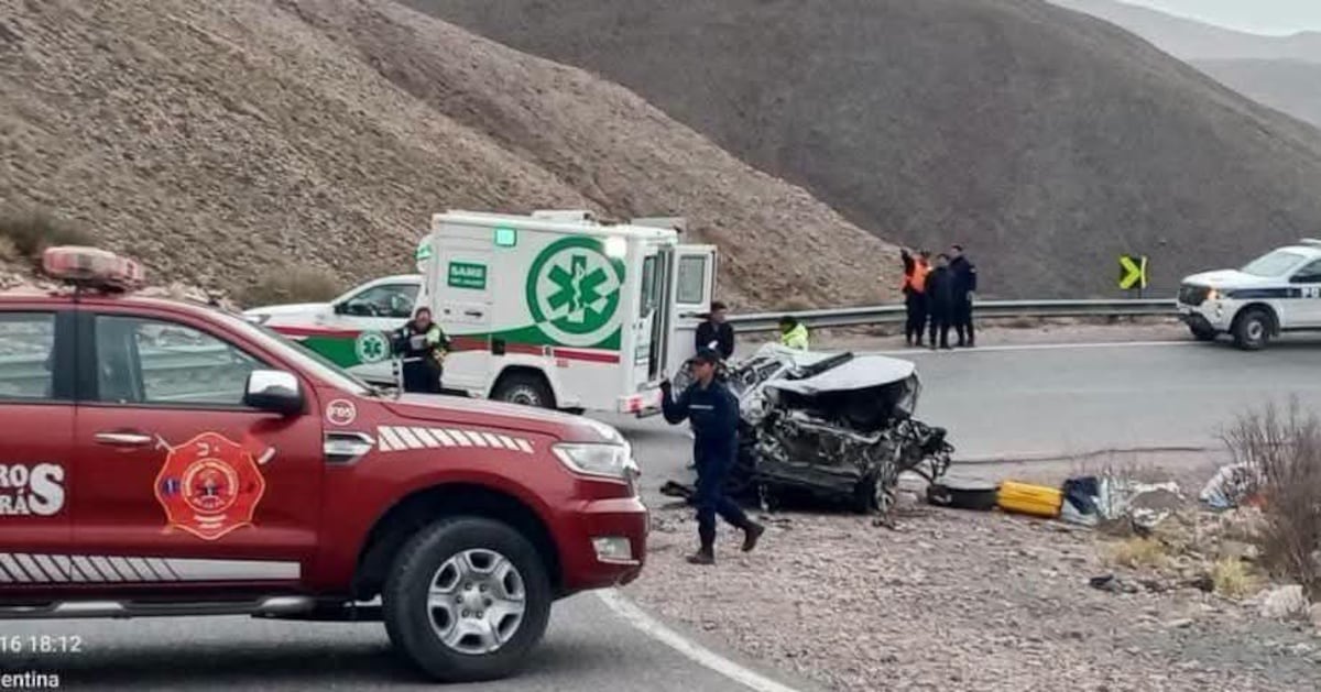 Paseo termina en tragedia tras caída de 80 metros