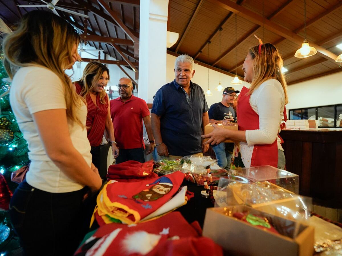 Entre artesanías y segundas oportunidades: Presidente Mulino presencia trabajos de internos en el bazar ‘Los Retazos Tienen Magia’
