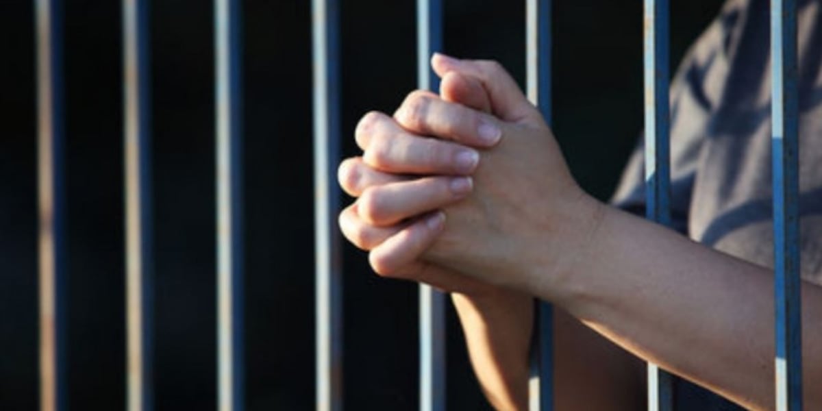 Joven fue encarcelada por abortar luego que su hermano la violara