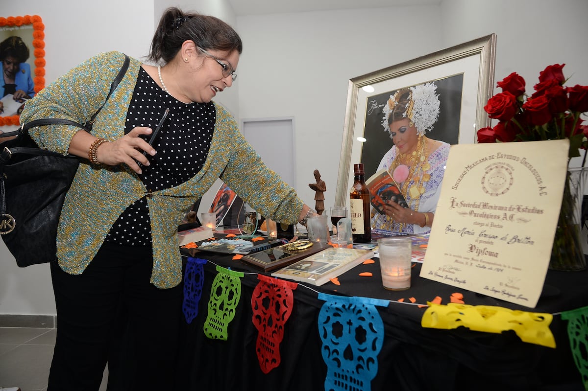 Le llevan ron a la difunta Rosa María Britton