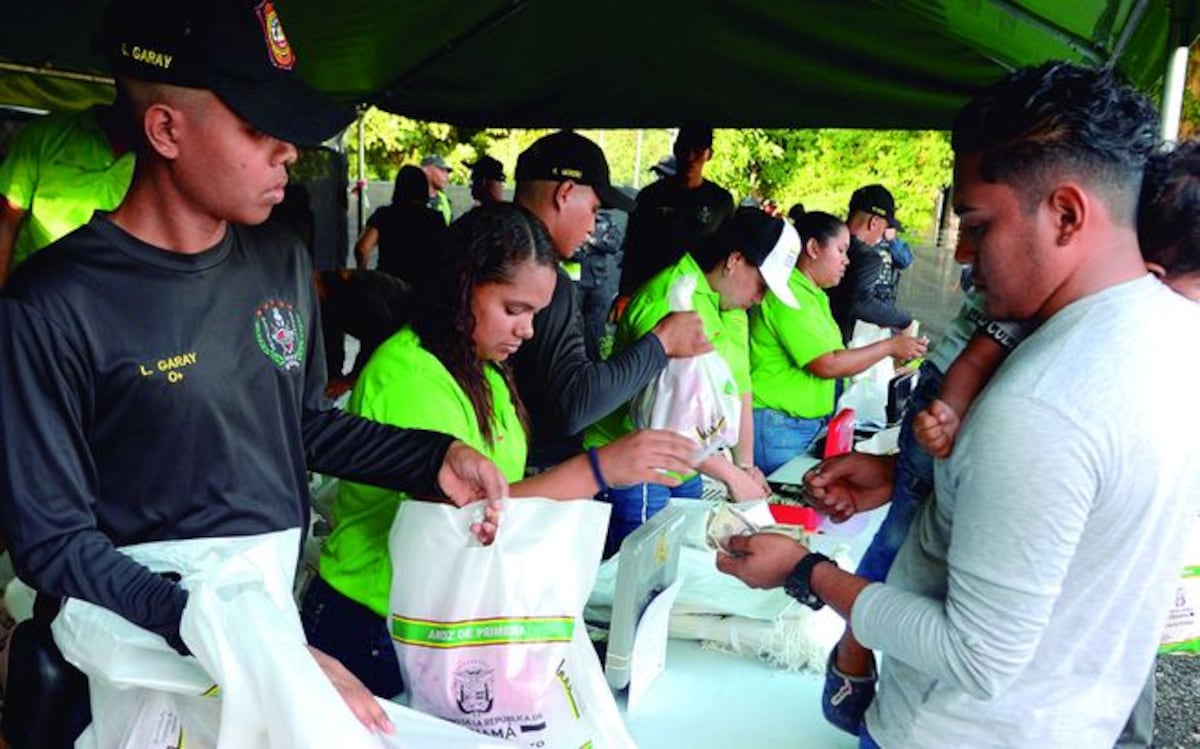 Panameños madrugan para comprar jamón. IMA continúa con naviferias 