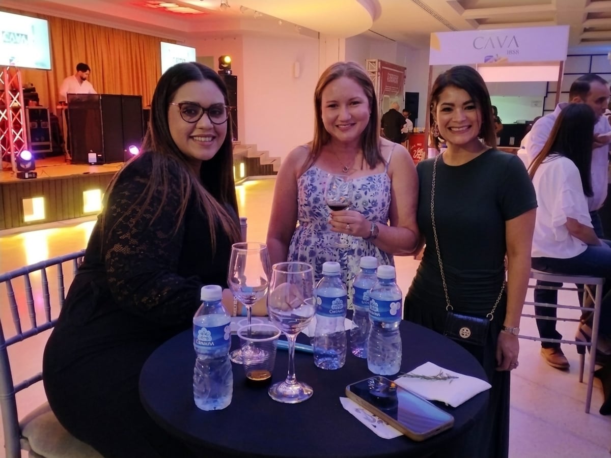 Vino artesanal y ron natural brillan en Santiago de Veraguas festival