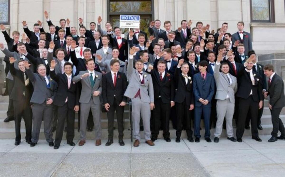 Foto de graduación causa polémica y enciende las redes