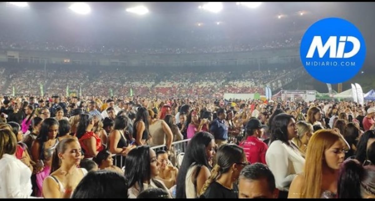 ‘No quiero una tragedia esta noche’: Romeo Santos se cuidó de no caer en plena tarima mojada, pero se contoneó sensualmente duro. Video