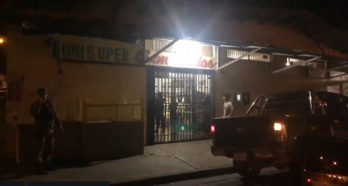 Fueron a la tienda, pero no a comprar. Sacaron sus armas y encañonaron a todos