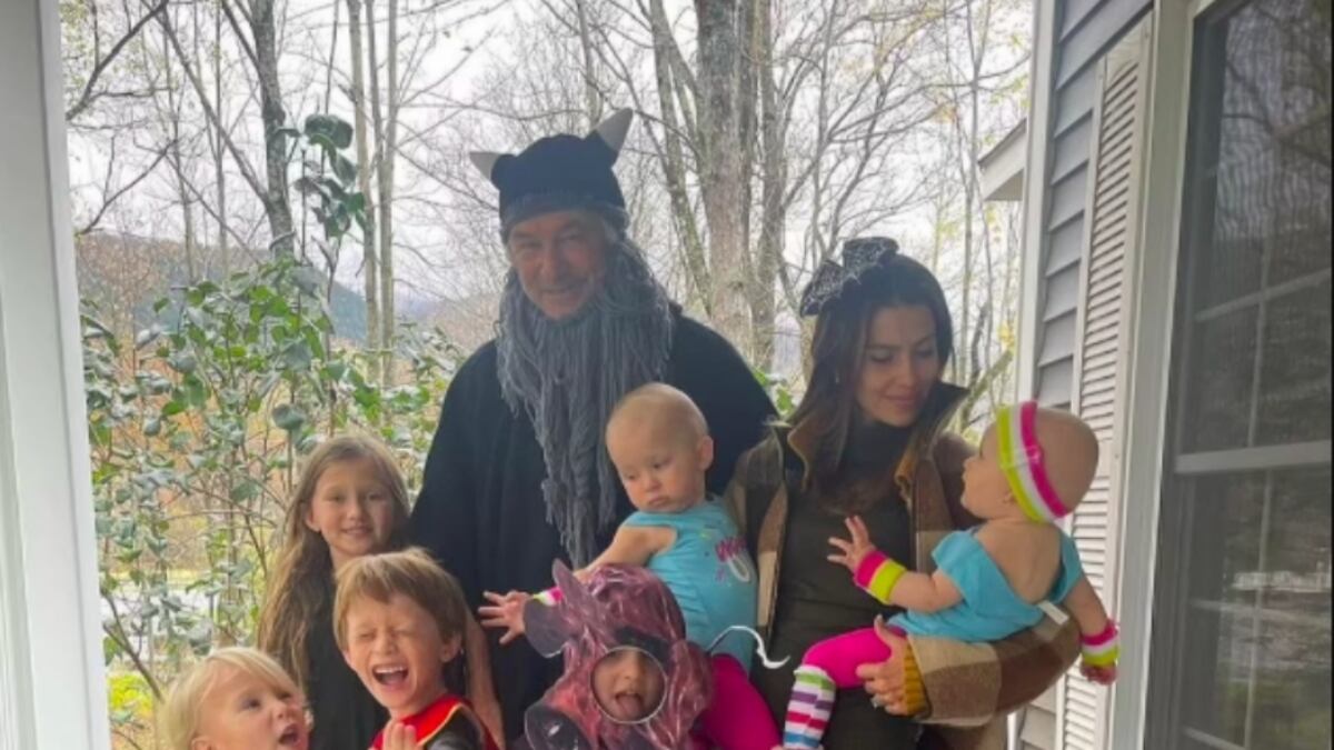 Casi se los comen vivos. Unas fotos de los Baldwin celebrando el Halloween hacen estallar las redes