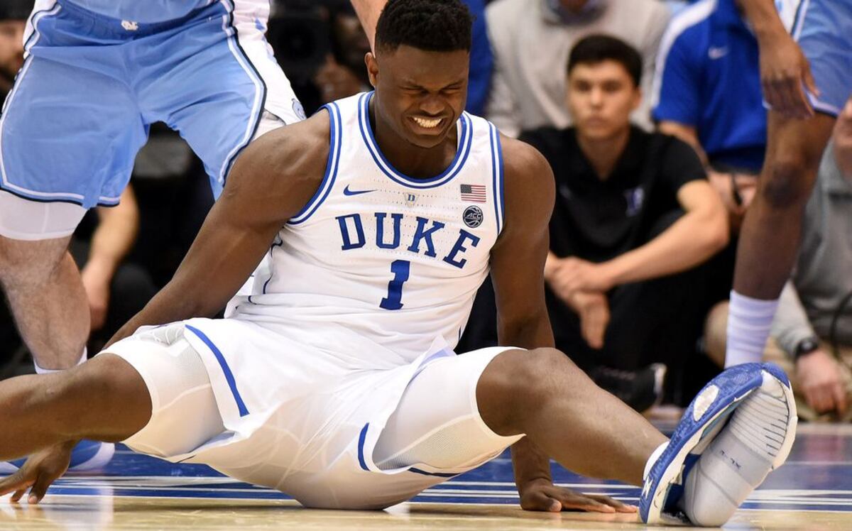 Máxima promesa del baloncesto gringo se lesiona porque su zapatilla se rompió