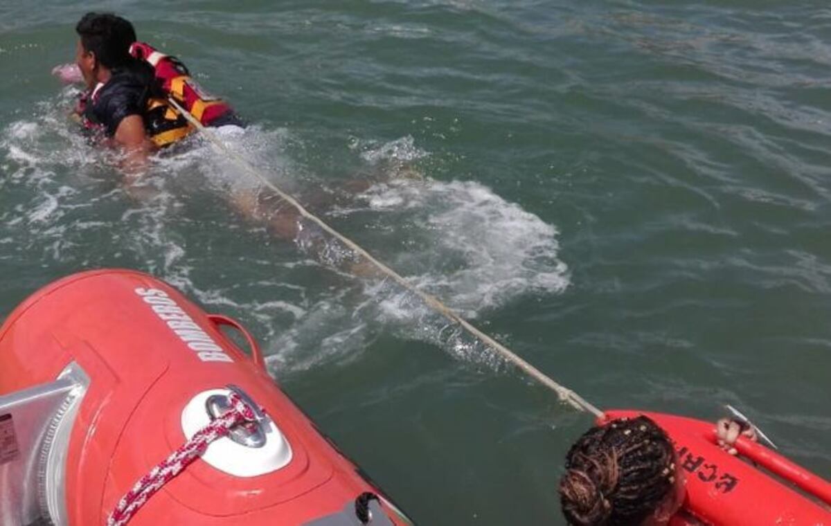 Rescatan a mujer atrapada en rompeolas en San Carlos  