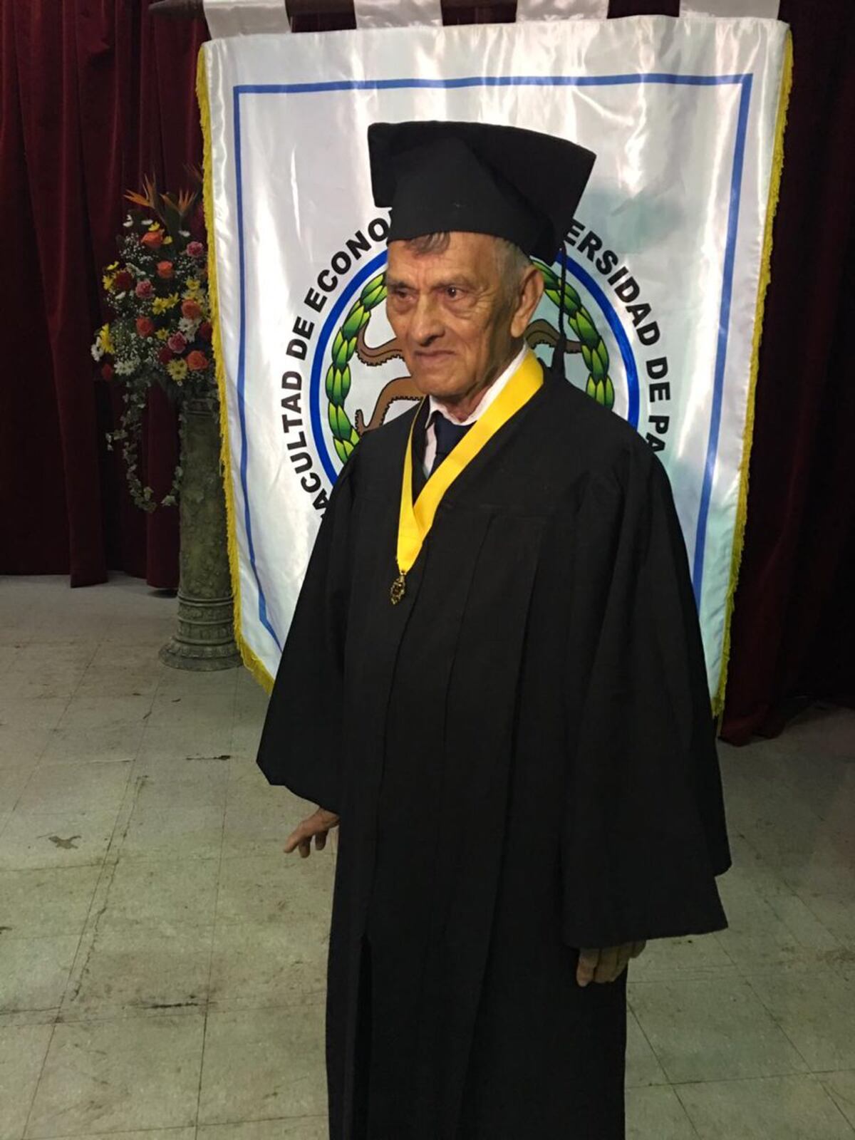Señor de 83 años se gradúa como economista en la Universidad de Panamá