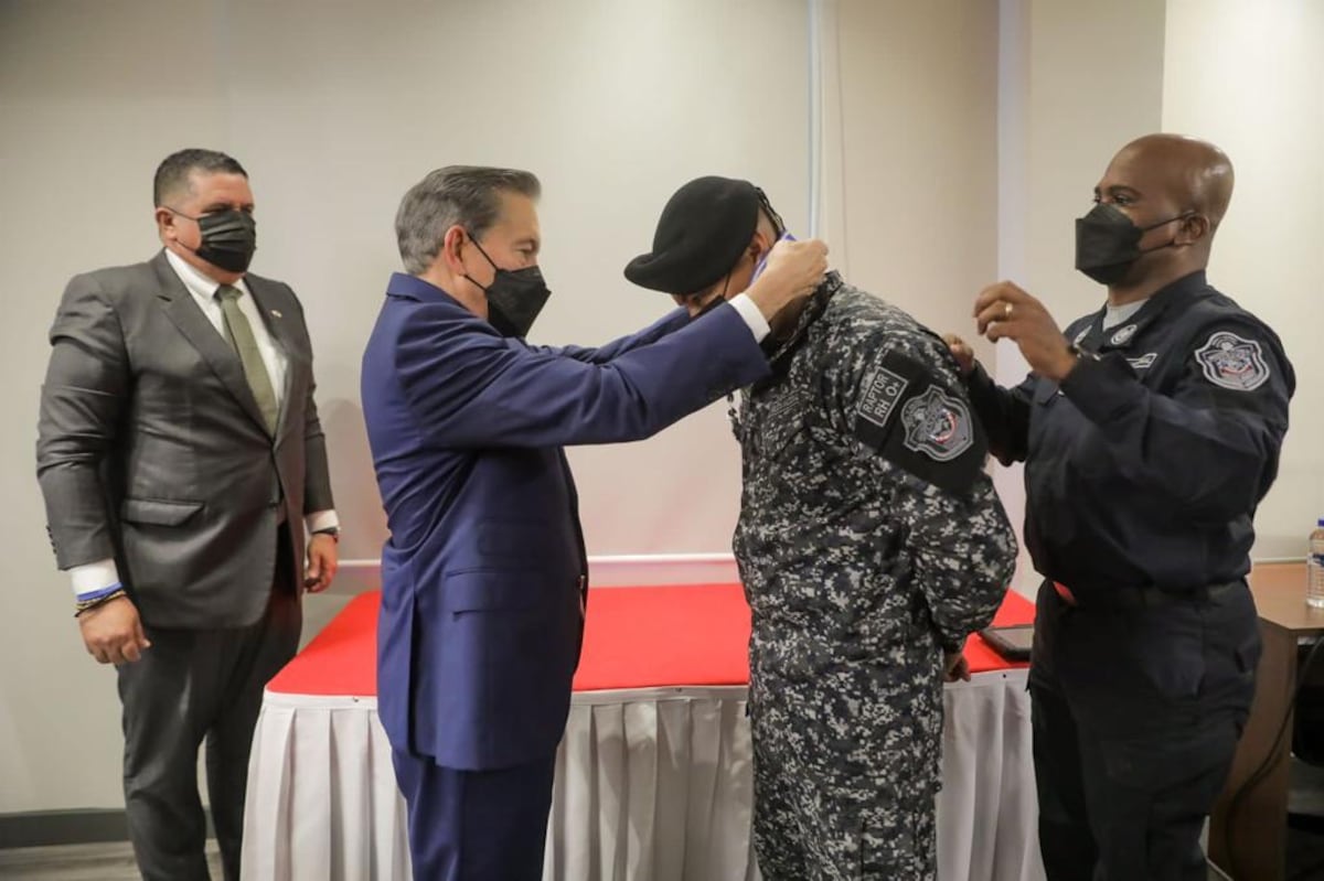 ¡Cabo José Jiménez, de la Policía, recibe la medalla top del combate urbano!