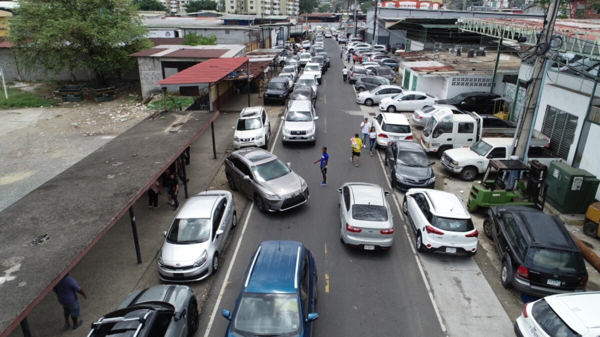 Tranque cerca de los centros de votación. Panameños caminan para llegar a tiempo a ejercer su derecho