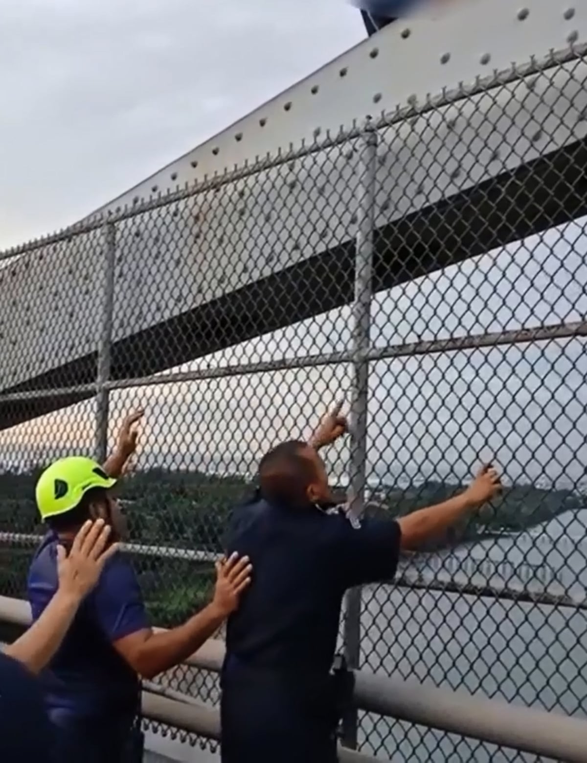Un acto de empatía con fe: Rescate conmovedor a hombre en crisis en el Puente de las Américas