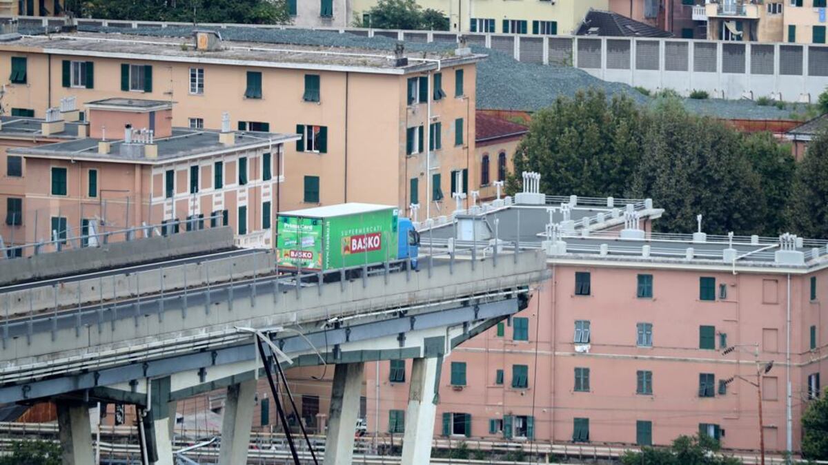 El camionero que se salvó en el derrumbe de puente de Genova, Italia,  habla