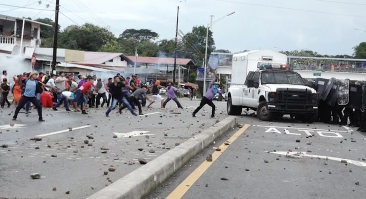Reabren vía tras fuerte enfrentamiento. Hay 10 policías heridos y un estudiante